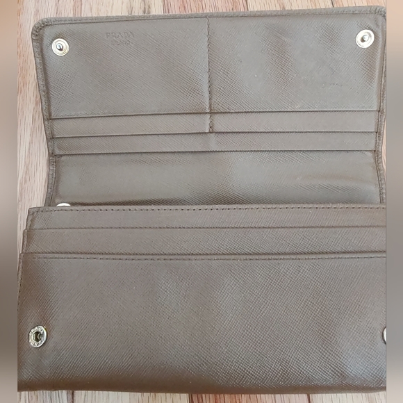 Prada saffiano leather trifold wallet VGUC w/chain & twilly - Picture 4 of 10